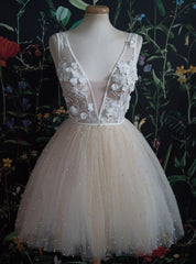 Ivory Tulle V-neck Appliques Homecoming Dresses