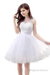 White Short Tulle Lace Knee Length Pearls Homecoming Dresses