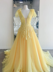 Yellow Tulle V-neck Backless Appliques Prom Dresses