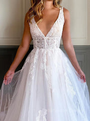 A-Line/Princess V-neck Chapel Train Tulle Wedding Dresses With Appliques Lace