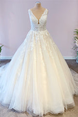 Gorgeous Long A-Line Tulle Wedding Dress With Appliques Lace